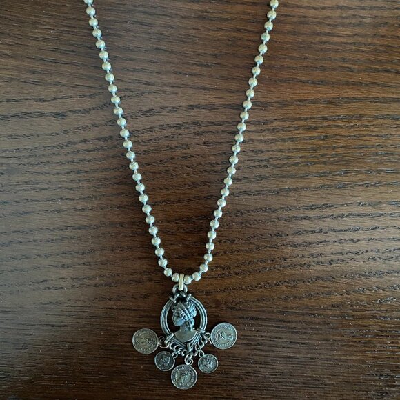 Vintage Cameo Pendant on a Metal Chain - Picture 1 of 2